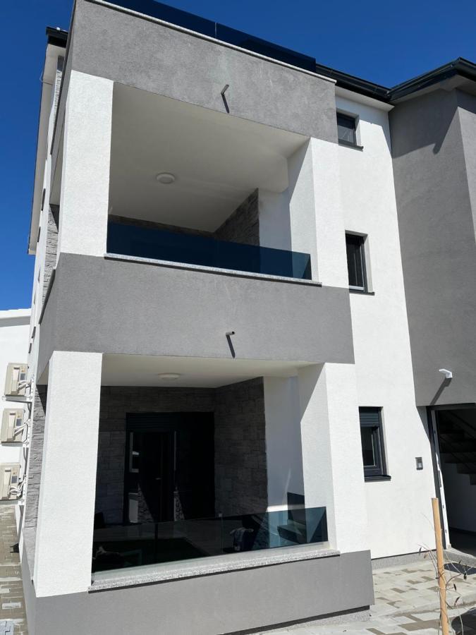Irene Apartment Vir